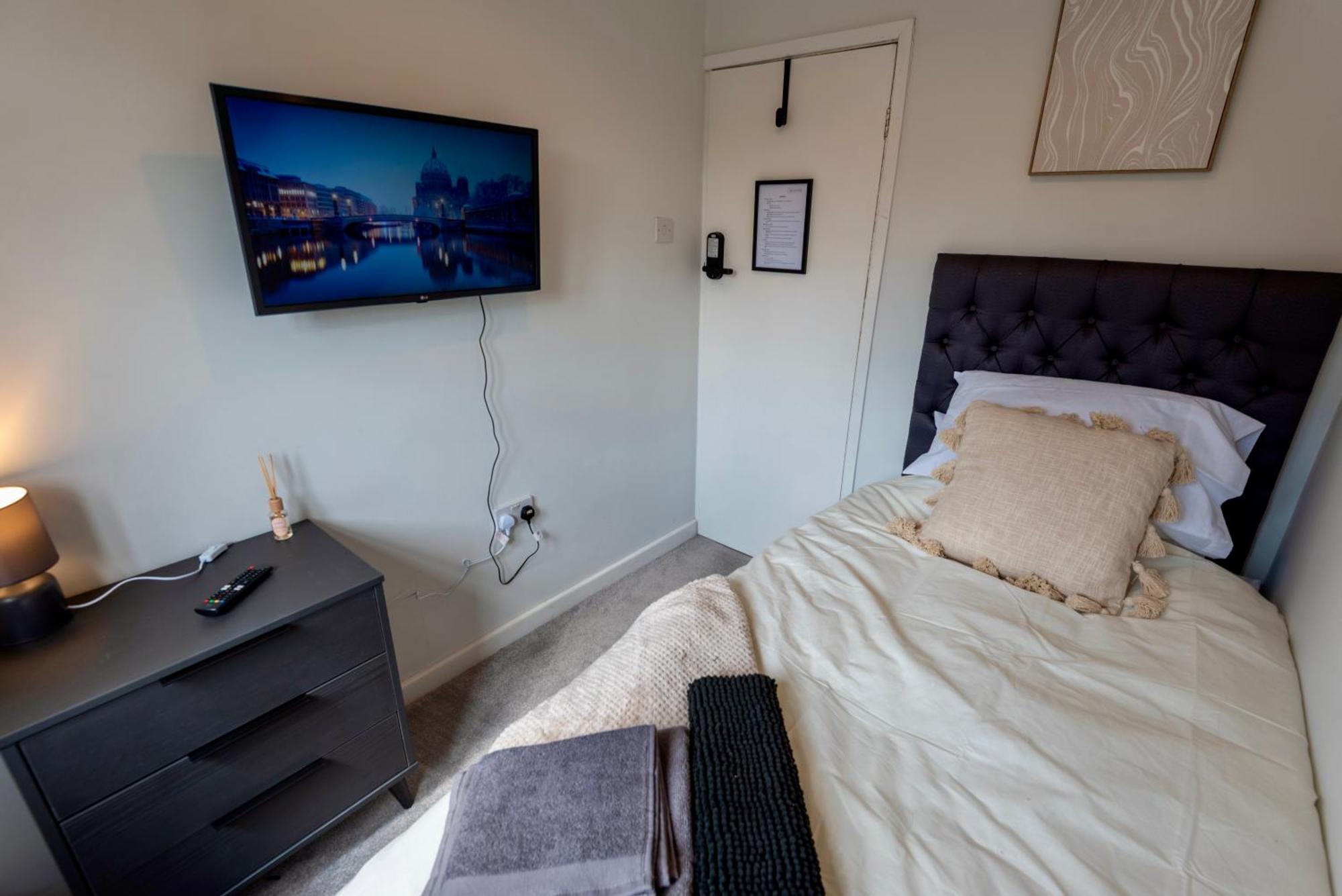 Single Room In Brand New 5 Bedroom Home BW Room 2 ソリフル エクステリア 写真